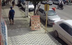Suspeito sai correndo da loja logo após o furto