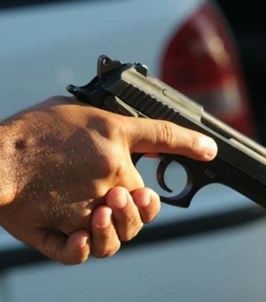 Polícia prende homem com revólver e seis munições na capital