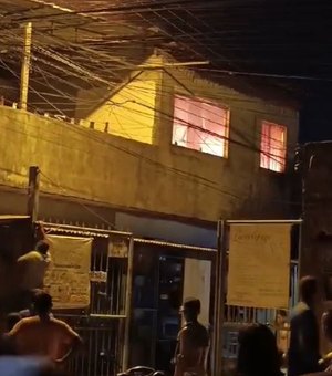 Incêndio destrói primeiro andar de casa no Clima Bom e casal perde tudo