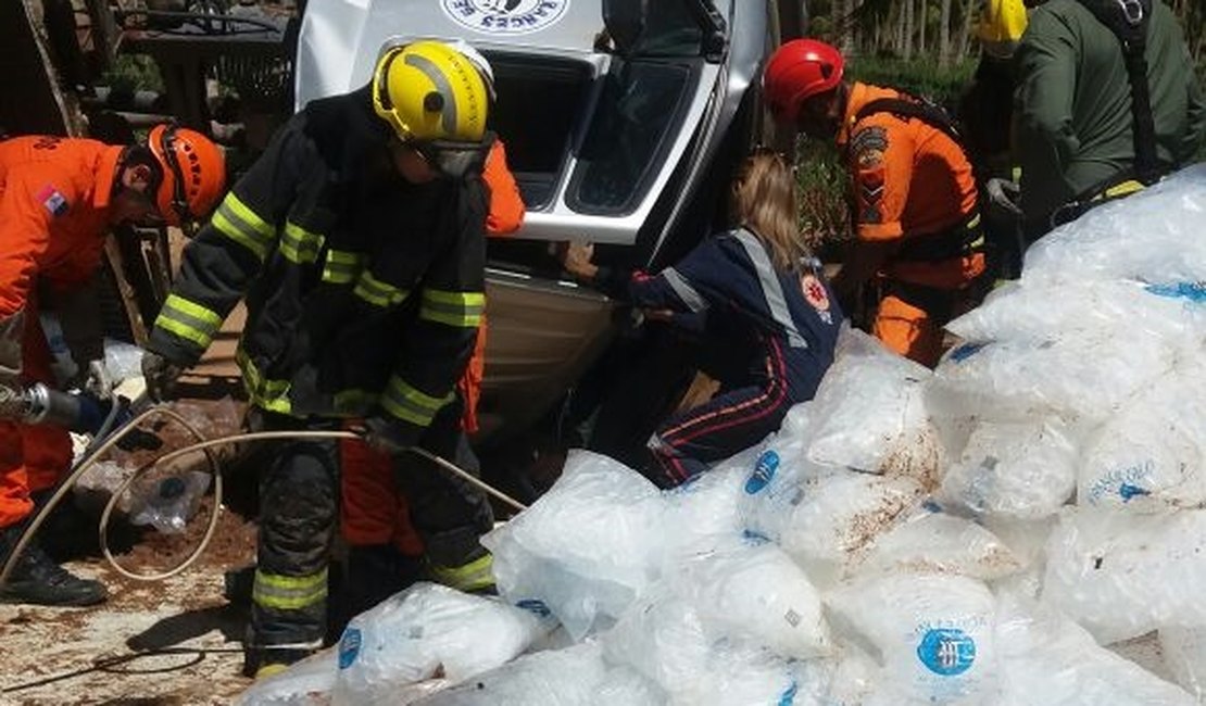 Caminhão com carga de gelo tomba e deixa uma pessoa ferida no Litoral Sul