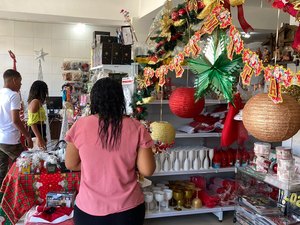 Produtos de enfeites natalinos são destaques no comércio de Maragogi