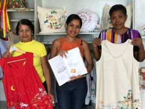  Mulheres de Penedo fazem sucesso bordando cenários do Velho Chico