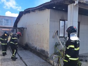 Incêndio destrói residência no Bairro Jardim Petrópolis em Maceió