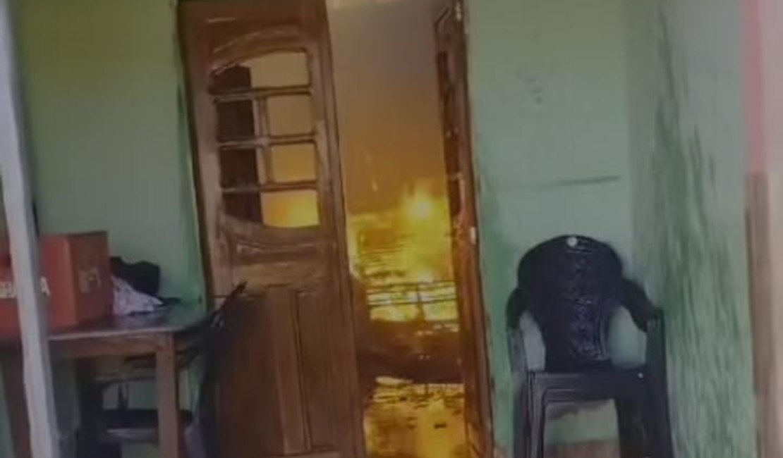 Residência pega fogo em Teotônio Vilela