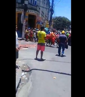 Ambulantes e fiscais da Prefeitura entram em confronto no Centro de Maceió