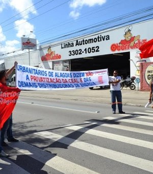 Funcionários da Eletrobras realizam protesto contra privatização da empresa