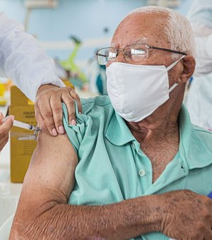 Idosos com 78 anos vão receber vacina a partir de segunda (08)