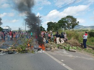 Manifestantes sem-terra protestam na BR-104, em União dos Palmares