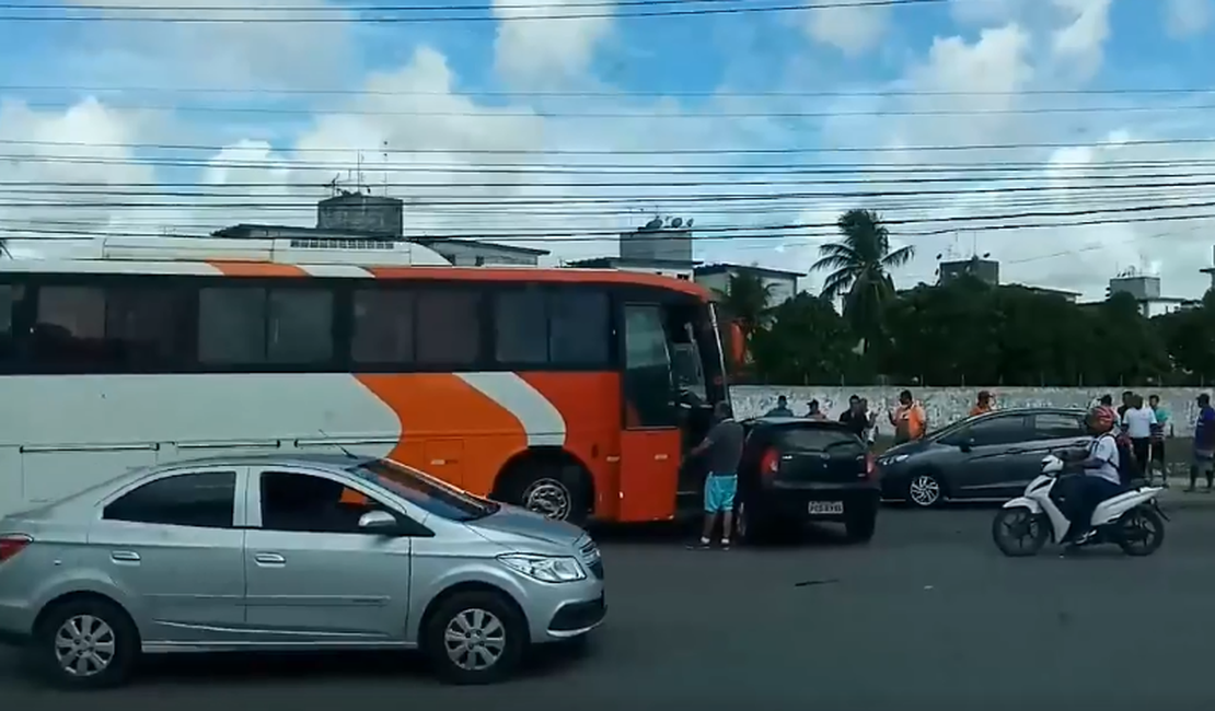 Colisão entre ônibus e carro deixa dois feridos no Tabuleiro do Martins