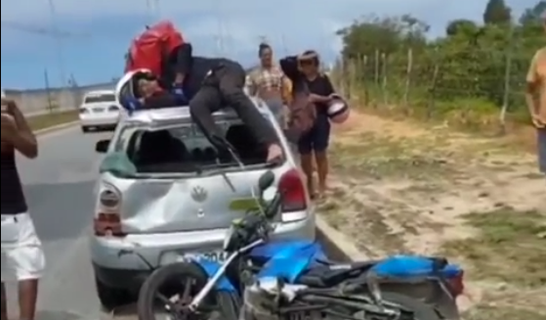 Colisão na Rota do Mar deixa motoqueiro em cima de carro