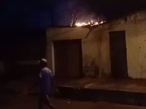 Fogos de artifícios provoca incêndio em residência no município de Arapiraca