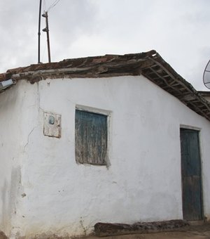 Prefeito derruba casas de taipa e entrega Residências Novas a moradores de Teotônio Vilela