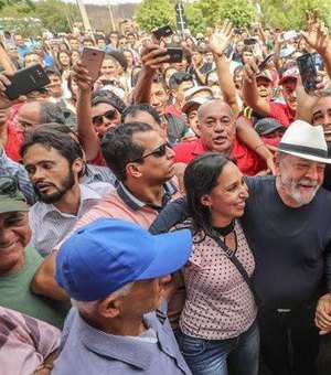 Em caravana, Lula manda parar de gritar ‘Fora Temer’
