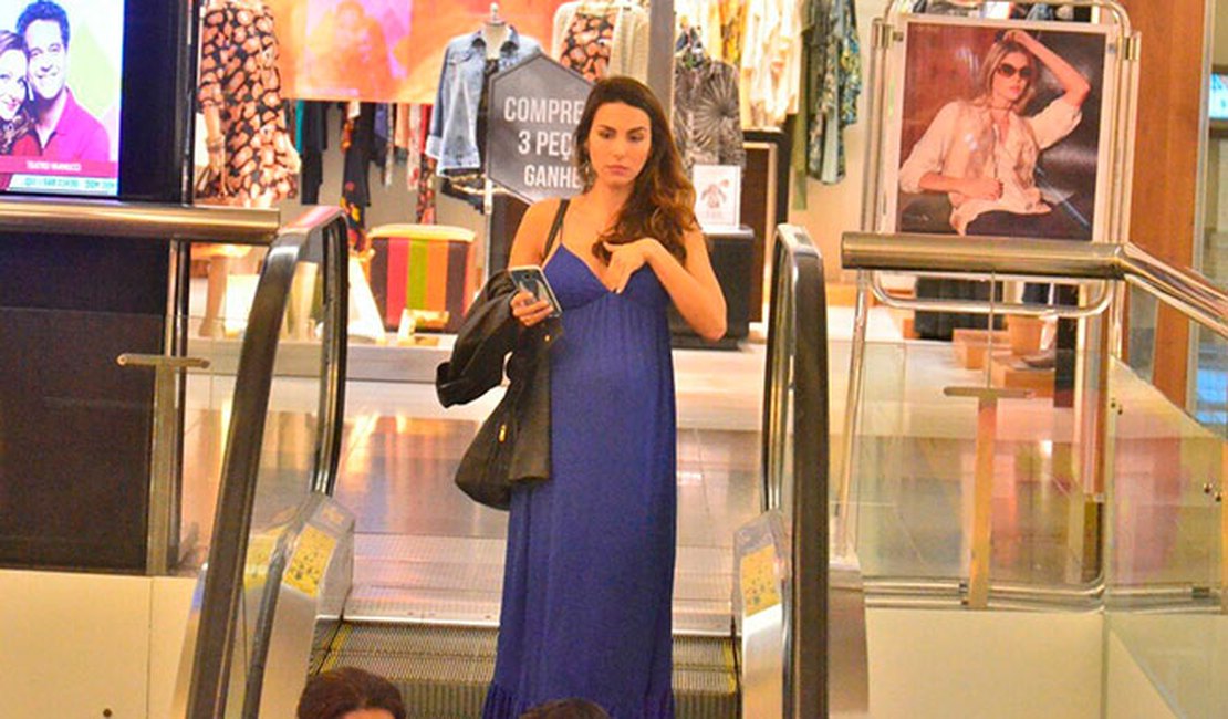 Namorada de Rodrigo Santoro exibe barriguinha de grávida durante passeio 