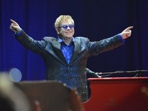 Elton John diz que Jesus defenderia união gay