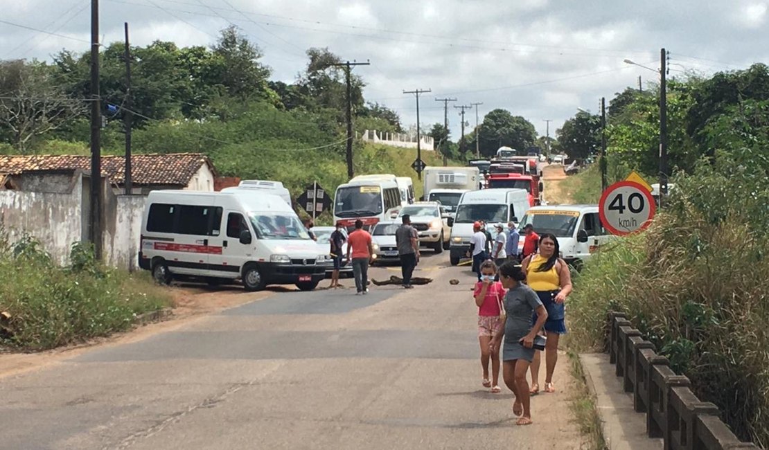[Vídeos] Transportadores complementares fecham rodovias no Agreste de Alagoas