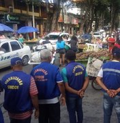 Operação retira ambulantes da Rua das Árvores, no Centro de Maceió