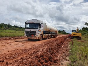 Caminhões com carga de oxigênio para Manaus enfrentam atoleiro na BR-319