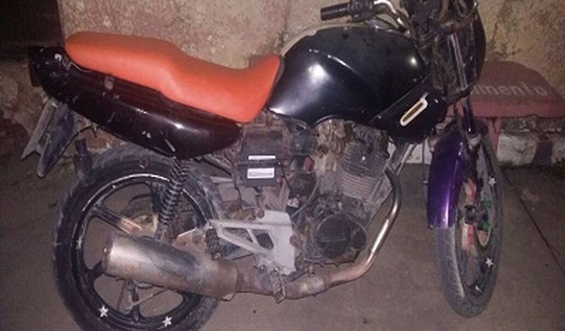 PM recupera moto roubada e prende jovem acusado de tráfico de drogas