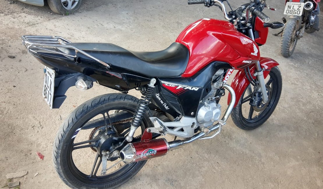Inabilitado, homem tem moto apreendida após praticar direção perigosa