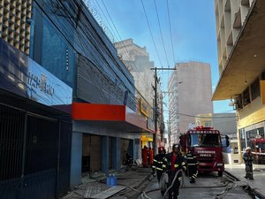 Corpo de Bombeiros confirma que loja incendiada não tinha alvará