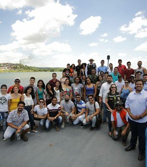 FPI oferece aula de campo a estudantes universitários de Penedo no Barco Escola