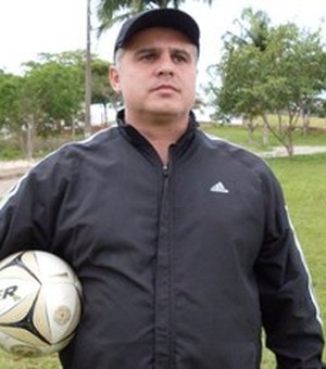Dimensão Capela anuncia saída do técnico Paulo de Freitas