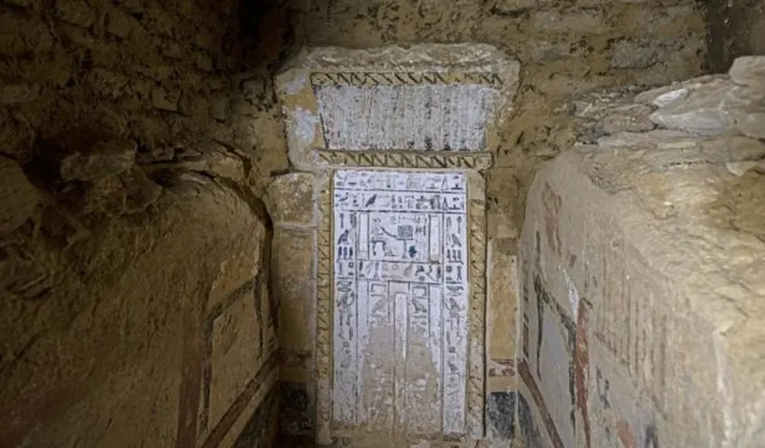 A múmia coberta de ouro encontrada em sarcófago fechado há 4.300 anos