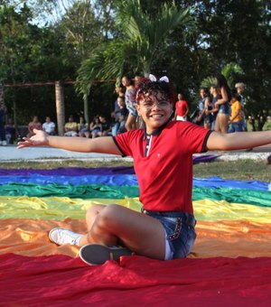 Parada do Orgulho LGBTQIA+ leva milhares ao Bosque das Arapiracas 