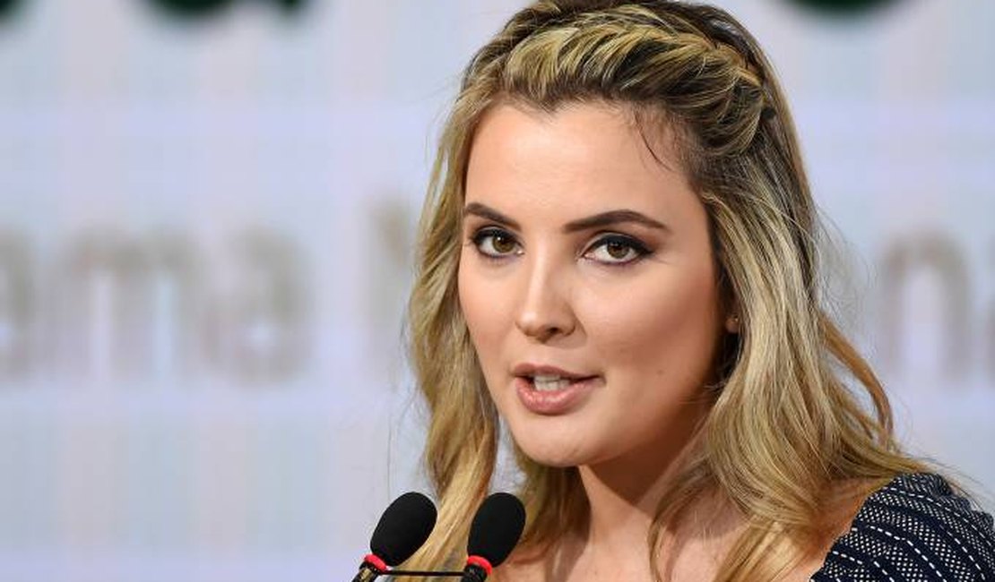 Marcela Temer pula em lago para resgatar seu cachorro