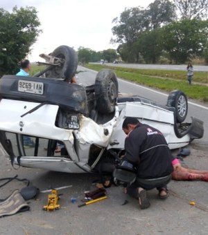 Condutora capota veículo, sofre acidente e fica presa às ferragens em Rio Largo