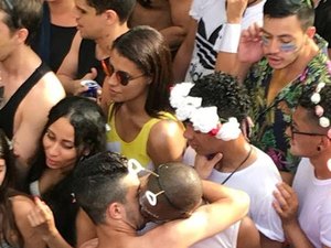 Amor livre e muita pegação dão o tom do sábado de Carnaval em São Paulo