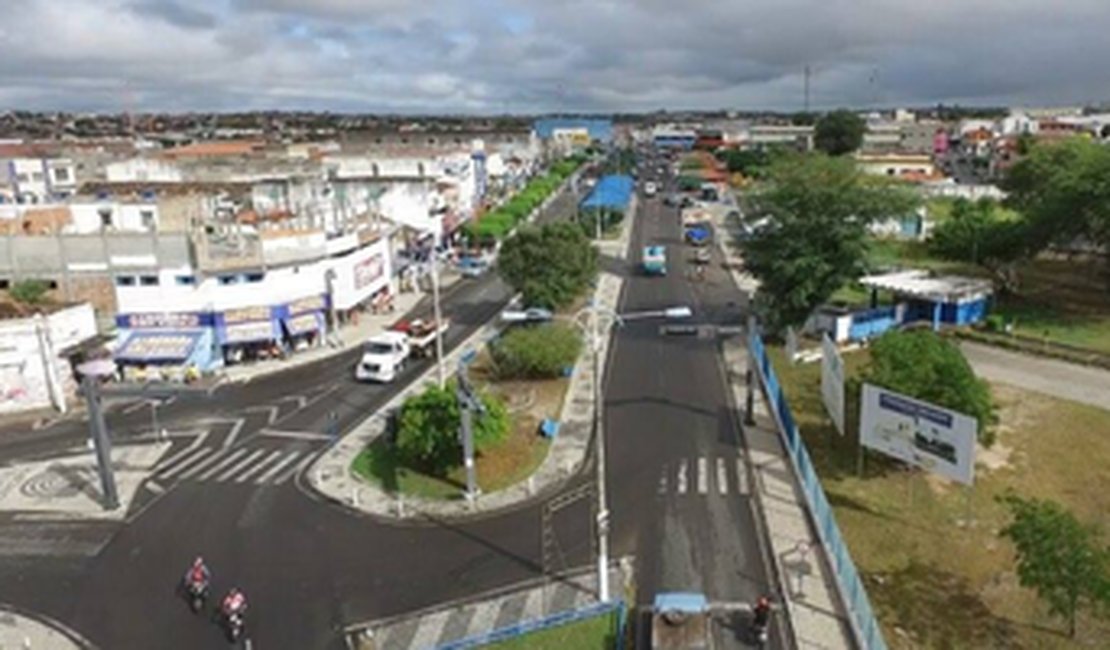 Homem é alvejado três vezes após ser abordado por criminosos