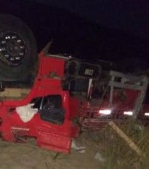 Caminhão capota e motorista acaba morto na BR-101, em Pilar
