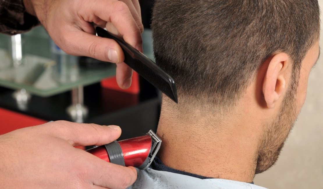 Serviços gratuitos de barbearia são realizados no Senac Poço, em Maceió