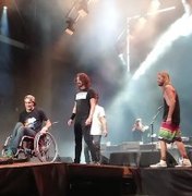 Público carrega fã de cadeira de rodas até o palco do Foo Fighters