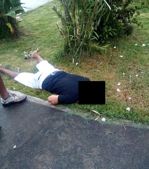 Homem sai de casa para levar esposa no ponto de ônibus e é morto a tiros