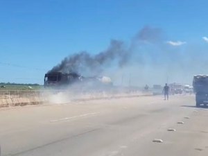 Caminhão-tanque pega fogo na rodovia BR-101 em São Miguel dos Campos