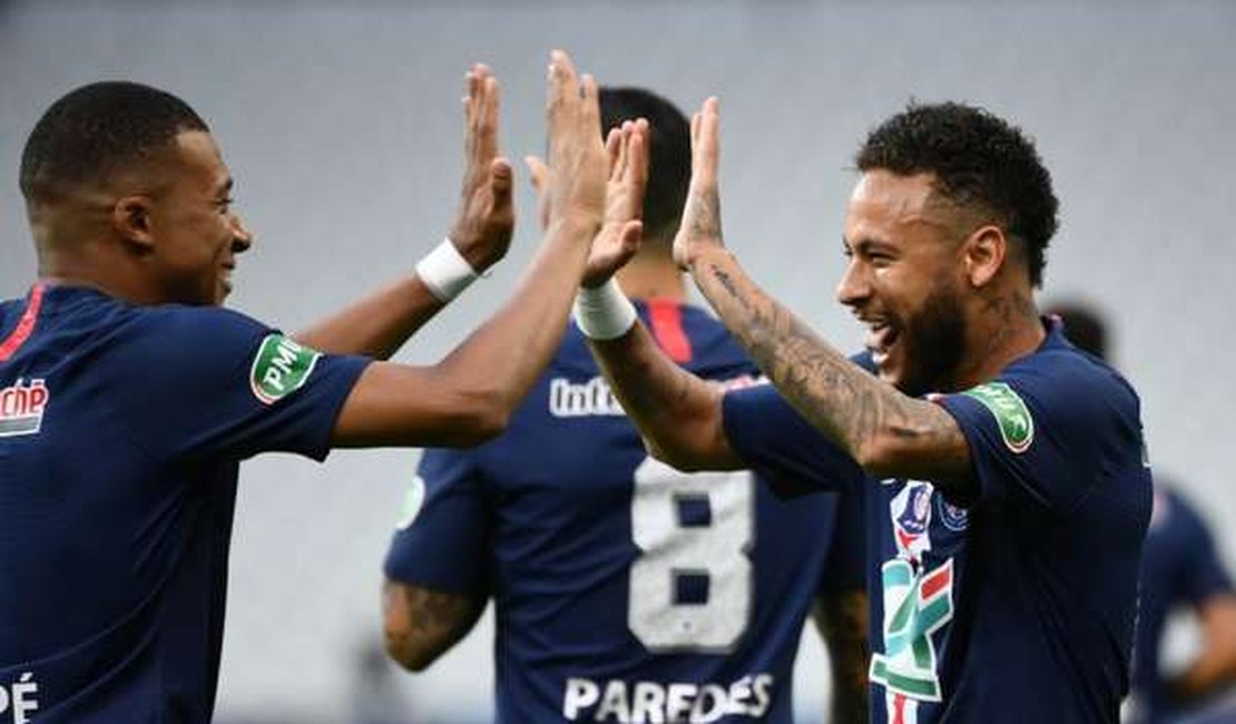 Neymar publica foto de apoio a Mbappé após lesão: 'Meu irmão'