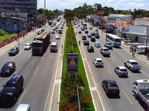 Fluxo de veículos aumenta em Maceió mesmo com decreto 