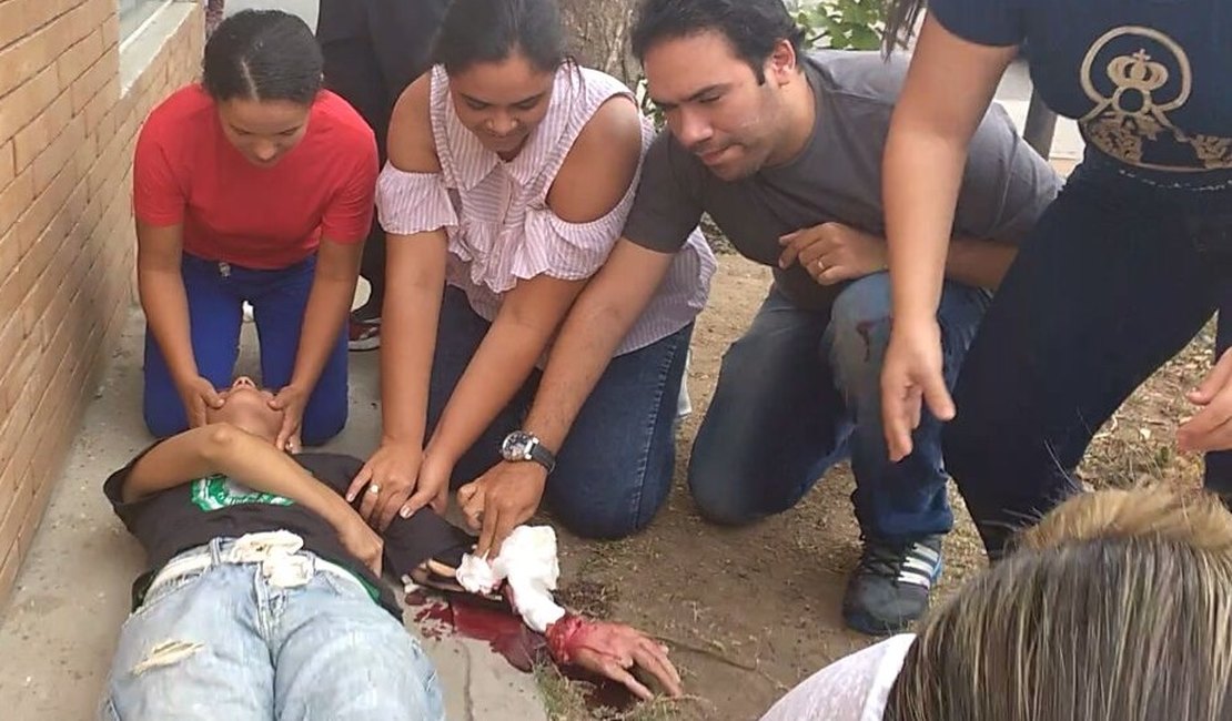 Pessoas feridas são socorridas durante simulação no Centro de Arapiraca