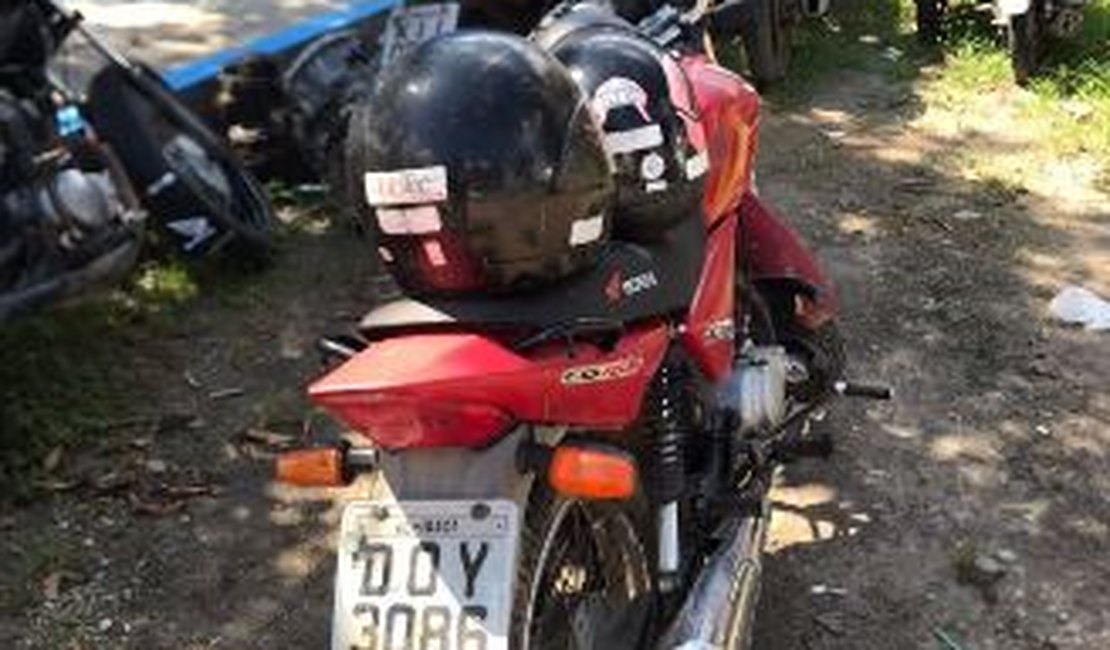 Motocicleta roubada é abandonada em matagal no município de Arapiraca