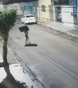 [Vídeo] Casal é flagrado furtando objetos de residência durante a madrugada em Arapiraca
