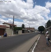 Assaltantes invadem residência em Arapiraca e roubam três celulares