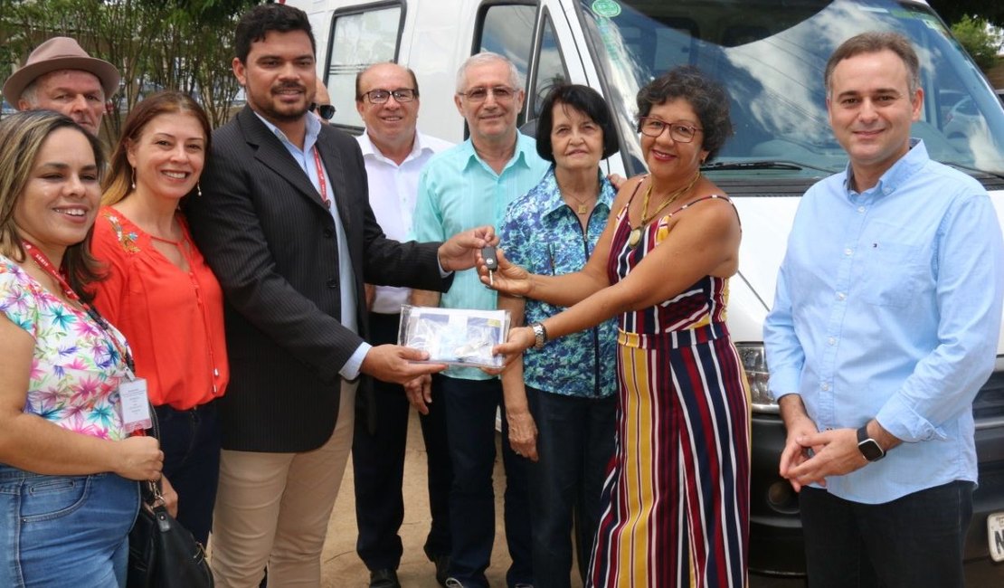 Governo do Estado entrega ambulância para a Casa dos Velhinhos em Arapiraca
