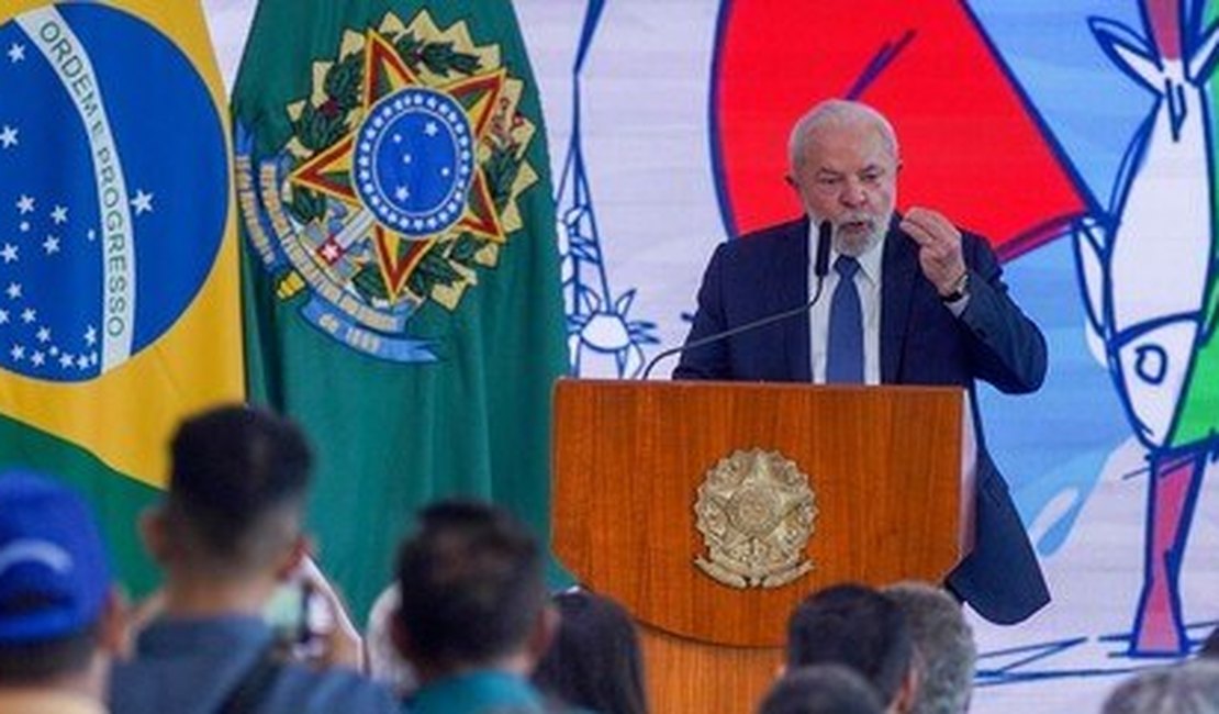 Brasil não pode votar em uma 'figura grotesca' como Bolsonaro, diz Lula