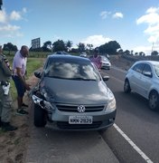 Acidente entre moto e carro é registrado na “curva do charque” em Limoeiro de Anadia