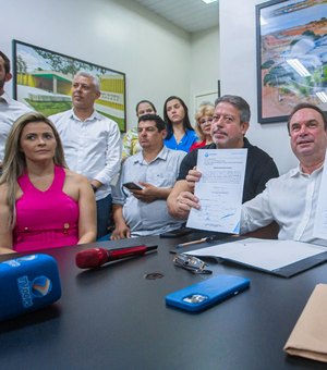 Arthur Lira e Luciano Barbosa assinam ordens de serviço para obras na cidade e na agricultura familiar