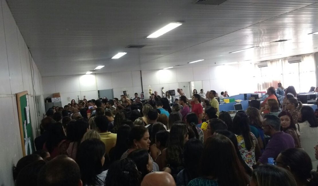 Servidores da educação de Arapiraca invadem secretaria e cobram reajuste salarial