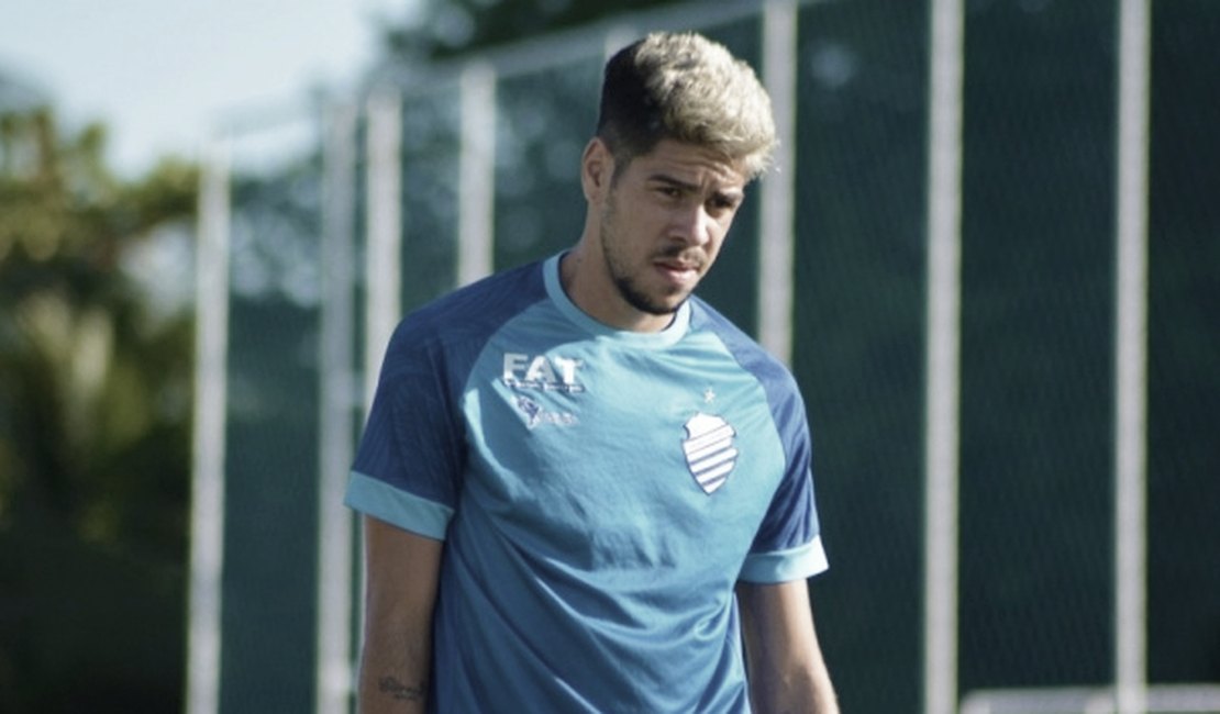 Victor Paraíba faz projeção com a camisa do CSA